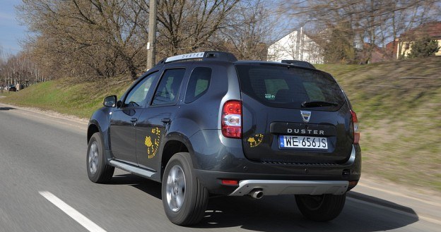 Duster imponuje wysokością prześwitu. W wersji 4WD wynosi on aż 21 cm, a w odmianie 2WD – 20,5 cm. /Motor