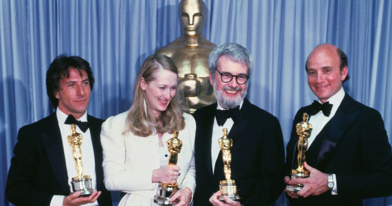 Dustin Hoffman, Meryl Streep, Robert Benton i producent Stanley R. Jaffe z Oscarami za "Sprawę Kramerów" /Bettmann / Contributor