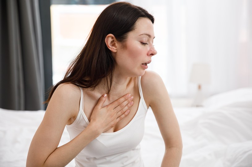 Duszności, atak astmy, ból głowny - objawy chorób przewlekłych mogą nasilać się latem /123RF/PICSEL