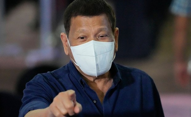 Duterte grozi urzędnikom karami za wolne tempo szczepień przeciw Covid-19