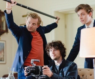 Duża dawka rozbrajającego humoru, zaskakujące zwroty akcji plus nieustające emocje - to komediowy strzał w dziesiątkę i świetna zabawa dla widzów obojga płci. Przyjmijcie zaproszenie na największe polskie wesele i bawcie się, jak nigdy dotąd! 