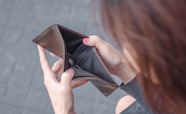 Duża grupa Polaków w finansowym dołku. Niepokojące badanie