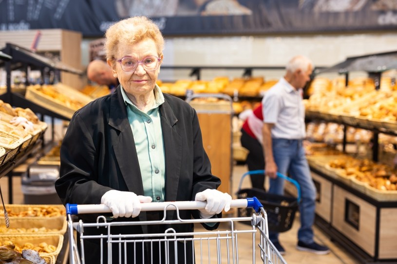 Duża zniżka na zakupy dla seniorów. W tych marketach mogą sporo zaoszczędzić