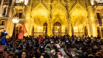 Duże demonstracje na Węgrzech. Ranni policjanci, polityk opozycji zatrzymana