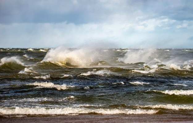 Duże fale na Morzy Bałtyckim /Dace Spalvina /Shutterstock