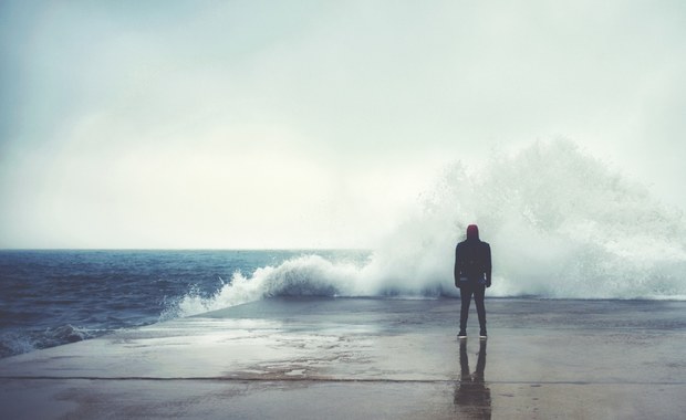 Duże fale "zabrały" część plaży w Międzyzdrojach