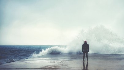 Duże fale "zabrały" część plaży w Międzyzdrojach