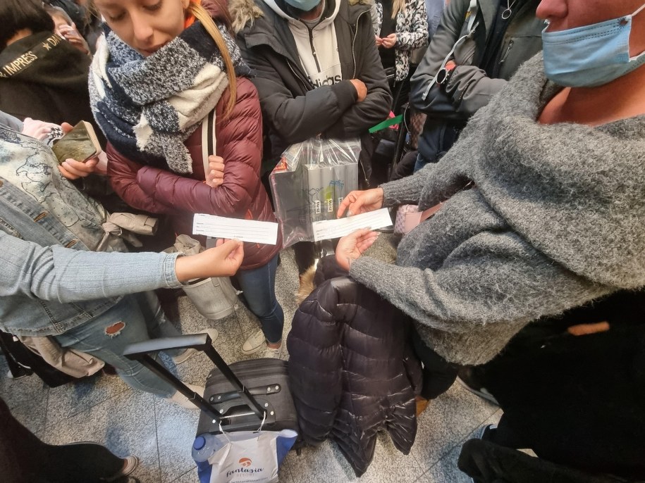 Duże kolejki na lotnisku w Pyrzowicach. /Gorąca Linia /