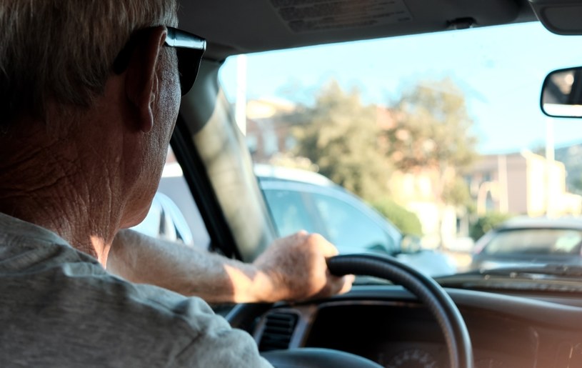 Duże natężenie ruchu i pogarszające się zdrowie i sprawność mogą stwarzać kłopoty kierowcom-seniorom. /123RF/PICSEL