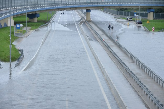 Duże podtopienia zdarzają się w Warszawie często. Rok temu zalany został fragment S79 przy węźle Marynarska, po opadach deszczu w Warszawie /Jacek Turczyk /PAP