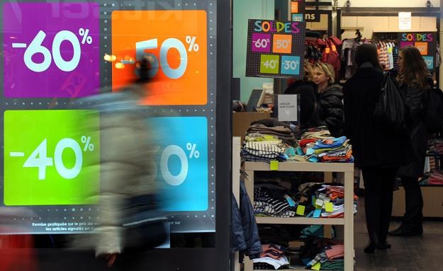 Duże przeceny w sklepach nie są dziełem Mikołaja /AFP
