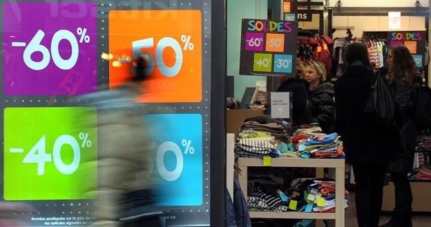 Duże przeceny w sklepach nie są dziełem Mikołaja /AFP