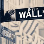 Duże wahania na Wall Street, Nasdaq kończy na sporym plusie