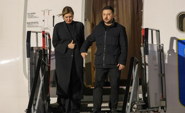 Duże, "wojskowe" drony śledziły lądowanie samolotu Zełenskiego w Dublinie