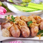 pieczenie Dużo cebuli i szklanka napoju przed pieczeniem. Biała kiełbasa będzie chrupiąca i aromatyczna