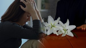 "Dużo czasu minęło, zanim uwierzyłam, że to niczyja wina". Rodziny samobójców o życiu po tragedii 