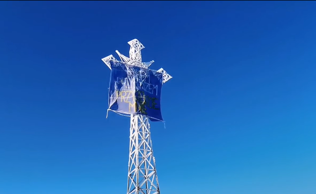 Duży baner na krzyżu na Giewoncie. Na nim cytat z ewangelii