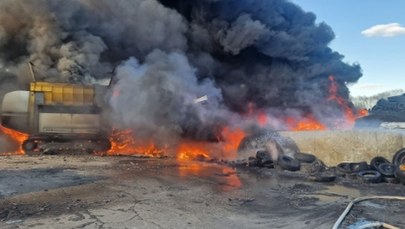 Duży pożar i szkodliwe substancje. Straż apeluje o zamknięcie okien i drzwi