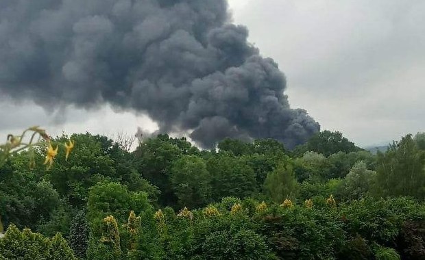 Duży pożar koło Cieszyna. W budynku znajdują się chemikalia