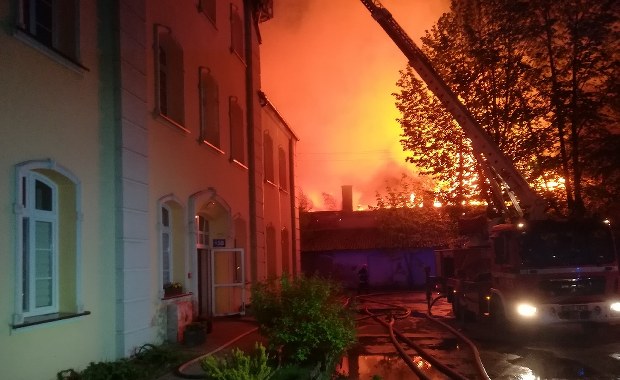 Duży pożar koło Kętrzyna. Osiem rodzin straciło dach nad głową