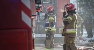 Duży pożar na składowisku odpadów. Czarny dym widoczny z wielu kilometrów