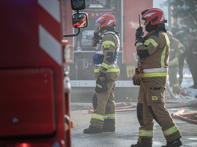 Duży pożar na składowisku odpadów. Czarny dym widoczny z wielu kilometrów