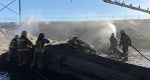 Duży pożar na składowisku odpadów. Czarny dym widoczny z wielu kilometrów