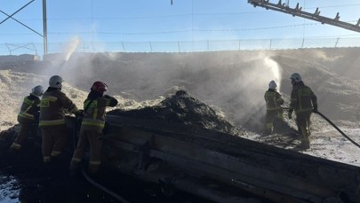 Duży pożar na składowisku odpadów. Czarny dym widoczny z wielu kilometrów