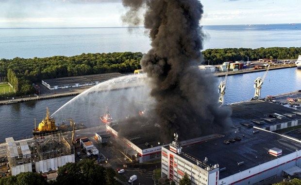 Duży pożar na terenie Portu Gdańsk. Zamknięte plaże