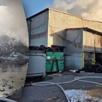 Duży pożar odpadów w Bochni. Z żywiołem walczyło 100 strażaków