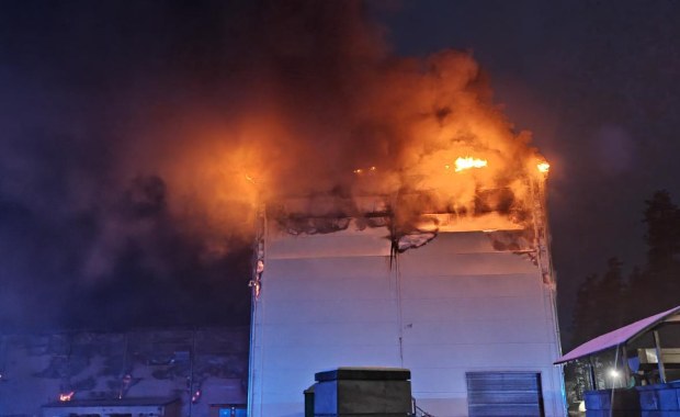 Duży pożar w Śląskiem: Hala produkcyjna stanęła w płomieniach