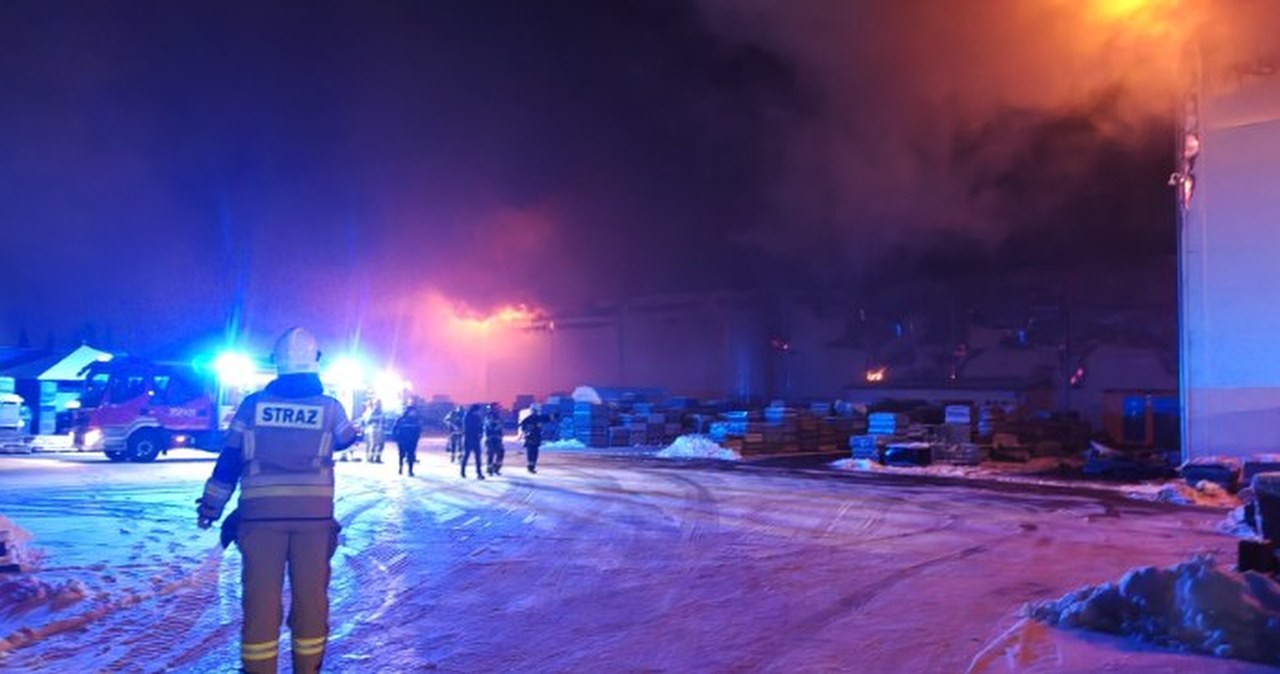 Duży pożar w Śląskiem: Hala produkcyjna stanęła w płomieniach