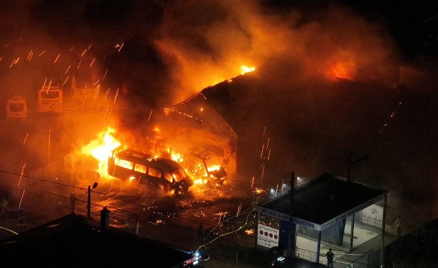 Duży pożar warsztatu w Skale. Busy, ciągnik i budynek w ogniu