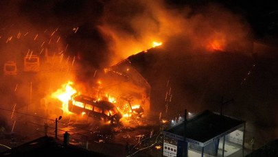 Duży pożar warsztatu w Skale. Busy, ciągnik i budynek w ogniu