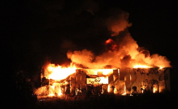Duży pożar we Włocławku. Ogień zniszczył park trampolin