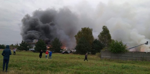 Duży pożar wybuchł w Mysłowicach na Śląsku: pali się prawdopodobnie ciąg garaży przy ul. Kościelniaka /112Tychy.pl /