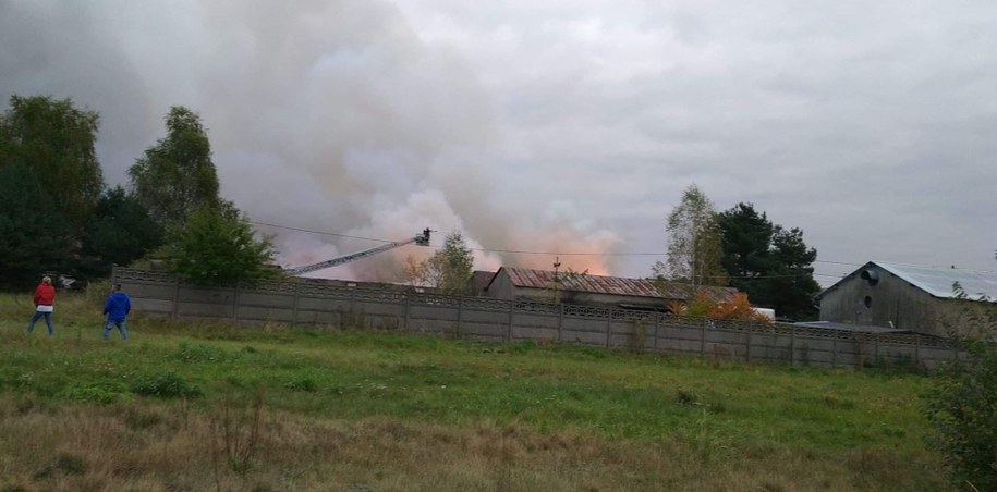 Duży pożar wybuchł w Mysłowicach na Śląsku: pali się prawdopodobnie ciąg garaży przy ul. Kościelniaka /112Tychy.pl /