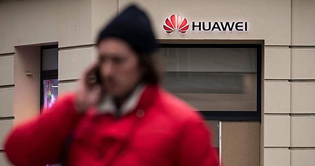 Duzy przetarg w Polsce został ustawiony pod Huawei? /AFP