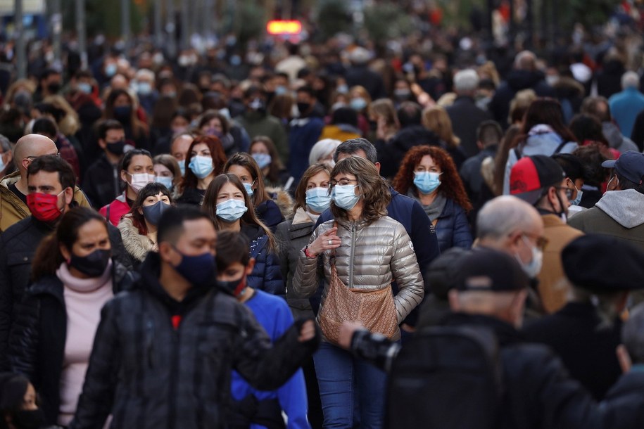 Duży ruch na ulicach Barcelony. Hiszpanie przygotowują się do świąt Bożego Narodzenia / 	ALEJANDRO GARCIA    /PAP/EPA