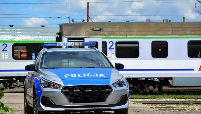 Dwa auta przy torach postawiły służby na nogi. Ustalenia RMF FM