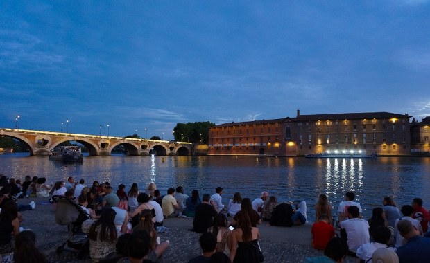 Dwa dni wolne od pracy mniej? Tak premier chce pomóc budżetowi