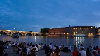 Dwa dni wolne od pracy mniej? Tak premier chce pomóc budżetowi