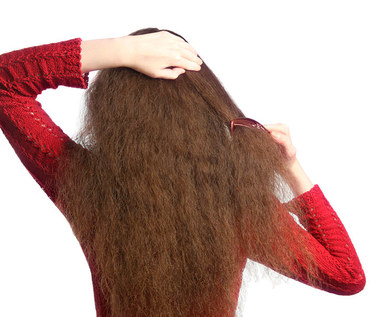Dwa domowe sposoby na pielęgnację suchych włosów zimą