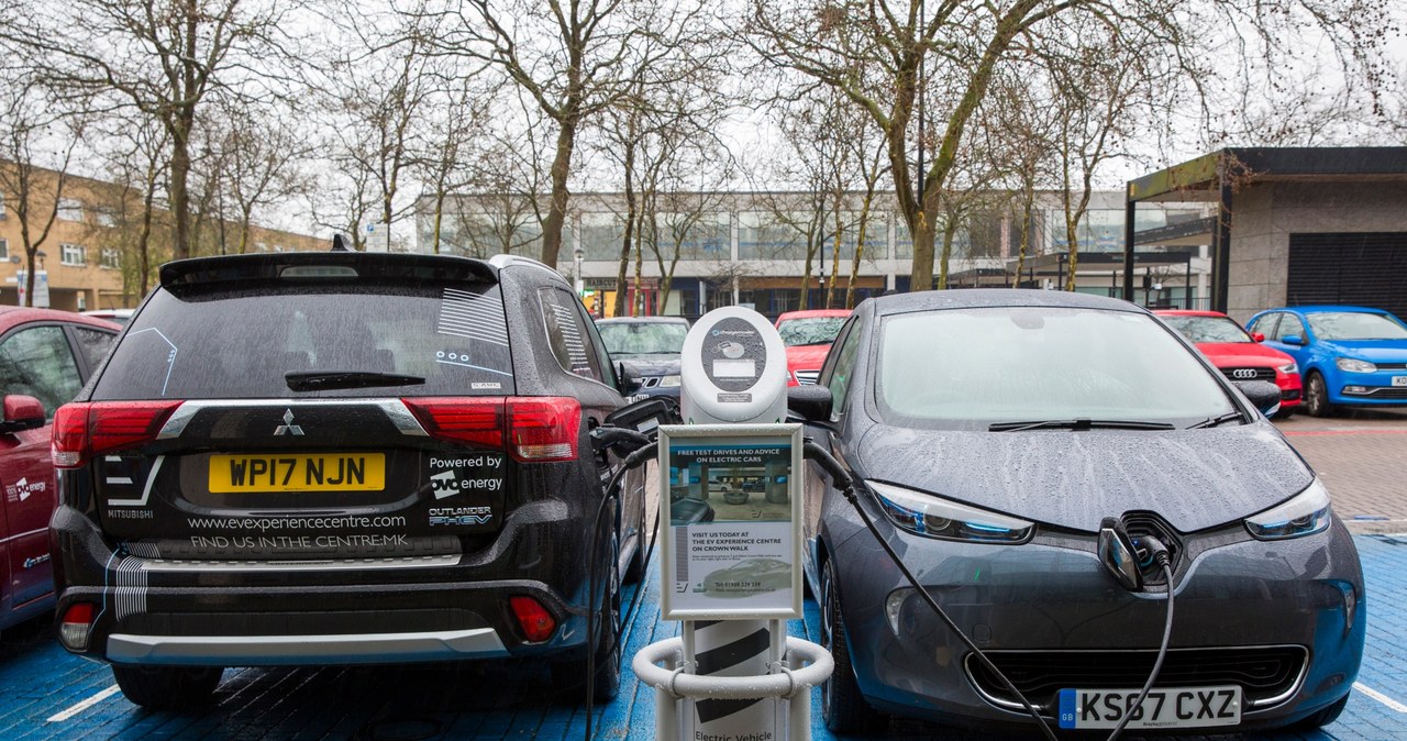 Dwa elektryki? Nic z tego - auto po lewej, chociaż ładuje się z gniazdka, to hybryda plug-in, w której silnik benzynowy głównie pełni funkcję generatora prądu. Ono też będzie zakazane w Wielkiej Brytanii. /Getty Images