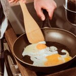 Dwa jajka na talerzu i… głód po dwóch godzinach. Co naprawdę mówią fakty o jajkach