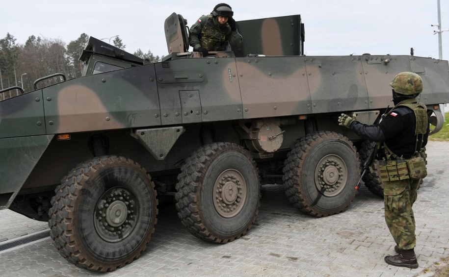 Wojskowa kolizja na DK10. Zderzyły się transportery Rosomak