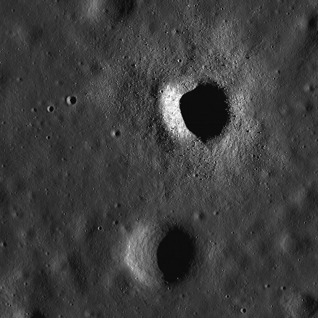 Dwa kratery w rejonie Morza Spokoju, oba mają po około 500 metrów średnicy, ten u góry jest znacznie młodszy, widać wokół znacznie więcej głazów /NASA/GSFC/Arizona State University /Materiały prasowe