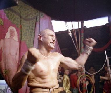 Dwa lata później nakręcił głośny film "Aria dla atlety" opowiadający o dziewiętnastowiecznym zapaśniku (rola Krzysztofa Majchrzaka), który zdobywa wielką sławę występując w cyrkach w całej Europie. Film został obsypany nagrodami na festiwalach krajowych i zagranicznych. Bajon otrzymał m.in. Brązowe Lwy Gdańskie oraz nagrodę za debiut reżyserski na Międzynarodowym Festiwalu Filmowym w San Remo. 