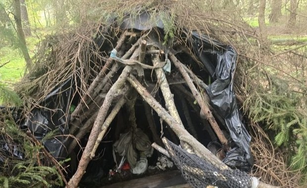 Dwa lata ukrywał się w lesie. Policjantka poraniona nożem