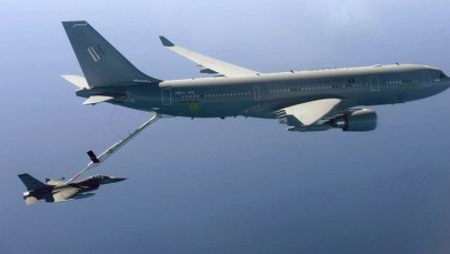 Dwa myśliwce eskortowały pasażerskiego airbusa